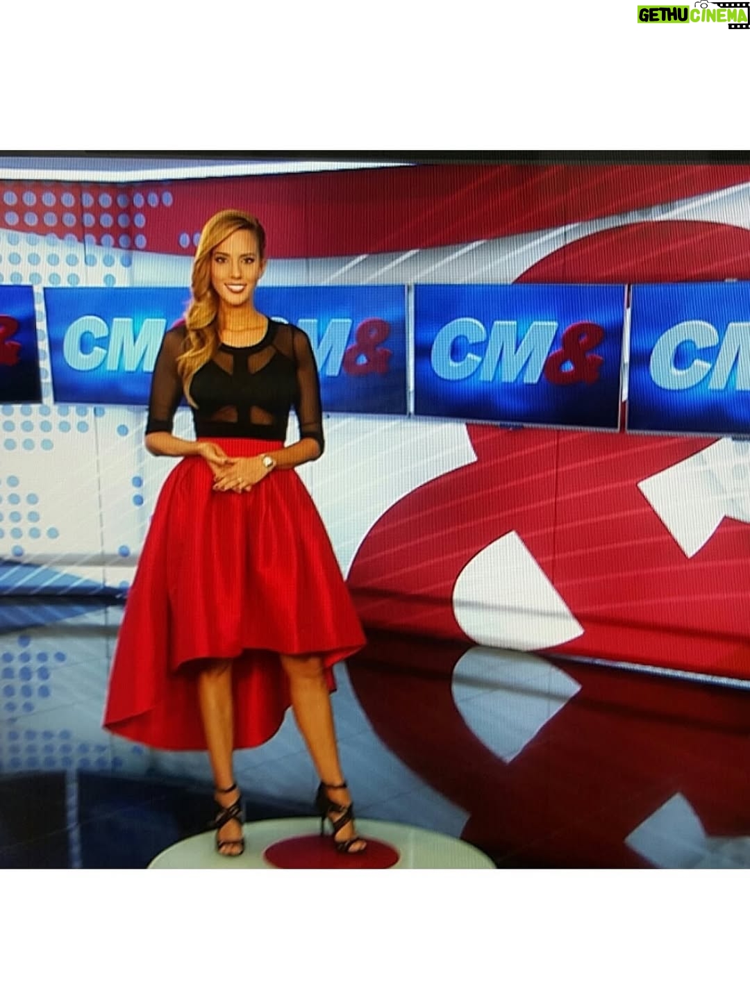 Violeta Bergonzi - 6.3K Likes - #trend2016 🕰️✨
Un año que marcó mi historia.

Después de ganar Chica E!, mi vida profesional dio un giro enorme.
Seguí trabajando con E! Entertainment Television como presentadora y, sin darme cuenta, se empezaron a abrir puertas que hoy agradezco con el corazón.

Ese mismo año también viví uno de mis mayores aprendizajes: trabajar en CM& – La Noticia, con el privilegio de tener como maestro al gran Yamid Amat. De esos encuentros que forman, inspiran y dejan huella.
Desfilé en varias ferias de moda! 
También trabajé con las fuerzas militares de Colombia y fue un regalo hermoso de la vida ❤️‍🔥
Si me devuelvo 10 años atrás, no veo solo logros…
veo esfuerzo, sacrificios, horas de estudio, un diploma de comunicadora social y periodista, y la decisión constante de seguir preparándome para construir una carrera sólida, coherente y profundamente apasionante.

Hoy miro atrás con gratitud.
Y miro adelante con más ganas que nunca.

#Trend2016 #2016 #Gratitud #CaminoRecorrido Comunicación Periodismo EEntertainment CMI Crecimiento HistoriaPersonal SueñosQueSeTrabajan 💫