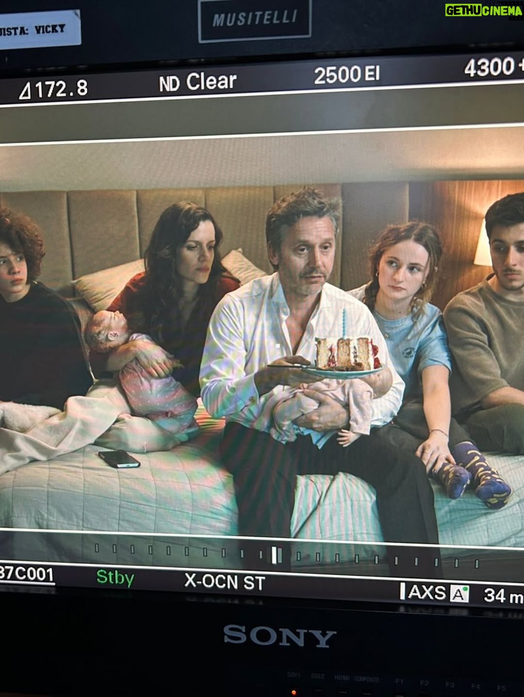 Violeta Urtizberea - 24K Likes - cosas que me pasaron y en el 2025
1 un viaje de chicas 
2 unas funciones espectaculares de Inferno en Chile 
3 cumplí 40
4 una película con @dariobarassi 
5 funciones de Una casa llena de agua en El centro cultural Borges
6 una semana en la isla @corona_argentina 
7 a Lila se le cayó su primer diente
8 juan hizo una obra en calle corrientes
9 me quebré el dedo chiquito del pie
10 una serie hermosa de @danielburmanok con @benjaminvicuna.ok 
11 también trabajé con @rita.corteseok y me hice una amiga
12 grabe envidiosa 
13 hice funciones de Quiero decir te amo en el @teatroelpicadero 
14 me hice un tratamiento de conducto
15 juan me escribió una canción
16 fui Amira 
17 Lila terminó el jardín 
18 nos vinimos a la playa