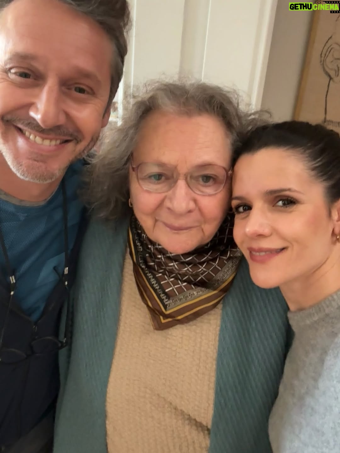 Violeta Urtizberea - 24K Likes - cosas que me pasaron y en el 2025
1 un viaje de chicas 
2 unas funciones espectaculares de Inferno en Chile 
3 cumplí 40
4 una película con @dariobarassi 
5 funciones de Una casa llena de agua en El centro cultural Borges
6 una semana en la isla @corona_argentina 
7 a Lila se le cayó su primer diente
8 juan hizo una obra en calle corrientes
9 me quebré el dedo chiquito del pie
10 una serie hermosa de @danielburmanok con @benjaminvicuna.ok 
11 también trabajé con @rita.corteseok y me hice una amiga
12 grabe envidiosa 
13 hice funciones de Quiero decir te amo en el @teatroelpicadero 
14 me hice un tratamiento de conducto
15 juan me escribió una canción
16 fui Amira 
17 Lila terminó el jardín 
18 nos vinimos a la playa