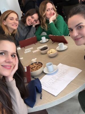 Violeta Urtizberea Instagram - cosas que me pasaron y en el 2025
1 un viaje de chicas 
2 unas funciones espectaculares de Inferno en Chile 
3 cumplí 40
4 una película con @dariobarassi 
5 funciones de Una casa llena de agua en El centro cultural Borges
6 una semana en la isla @corona_argentina 
7 a Lila se le cayó su primer diente
8 juan hizo una obra en calle corrientes
9 me quebré el dedo chiquito del pie
10 una serie hermosa de @danielburmanok con @benjaminvicuna.ok 
11 también trabajé con @rita.corteseok y me hice una amiga
12 grabe envidiosa 
13 hice funciones de Quiero decir te amo en el @teatroelpicadero 
14 me hice un tratamiento de conducto
15 juan me escribió una canción
16 fui Amira 
17 Lila terminó el jardín 
18 nos vinimos a la playa