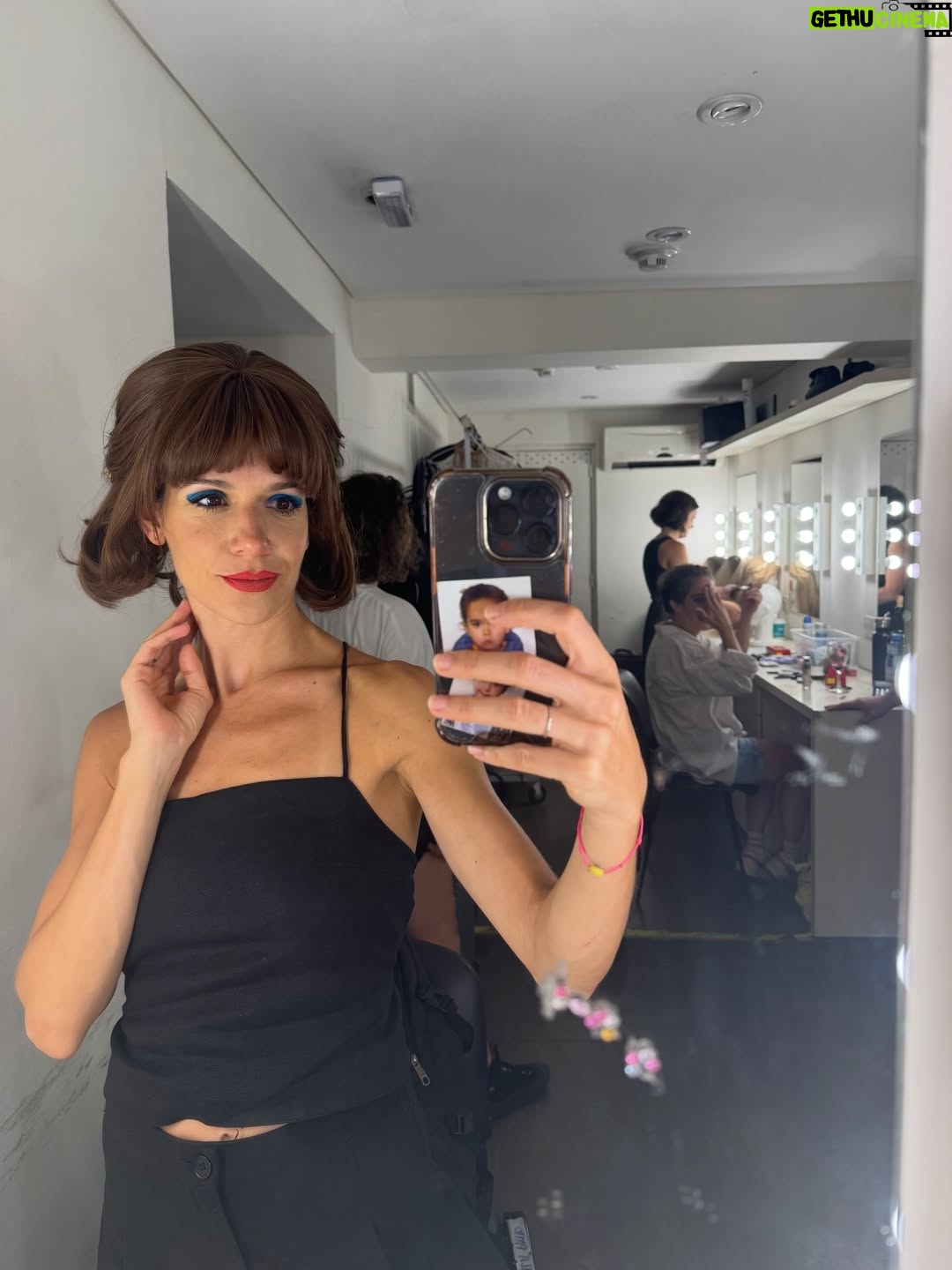 Violeta Urtizberea - 24K Likes - cosas que me pasaron y en el 2025
1 un viaje de chicas 
2 unas funciones espectaculares de Inferno en Chile 
3 cumplí 40
4 una película con @dariobarassi 
5 funciones de Una casa llena de agua en El centro cultural Borges
6 una semana en la isla @corona_argentina 
7 a Lila se le cayó su primer diente
8 juan hizo una obra en calle corrientes
9 me quebré el dedo chiquito del pie
10 una serie hermosa de @danielburmanok con @benjaminvicuna.ok 
11 también trabajé con @rita.corteseok y me hice una amiga
12 grabe envidiosa 
13 hice funciones de Quiero decir te amo en el @teatroelpicadero 
14 me hice un tratamiento de conducto
15 juan me escribió una canción
16 fui Amira 
17 Lila terminó el jardín 
18 nos vinimos a la playa