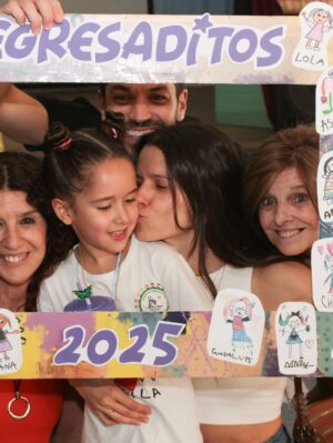 Violeta Urtizberea Instagram - cosas que me pasaron y en el 2025
1 un viaje de chicas 
2 unas funciones espectaculares de Inferno en Chile 
3 cumplí 40
4 una película con @dariobarassi 
5 funciones de Una casa llena de agua en El centro cultural Borges
6 una semana en la isla @corona_argentina 
7 a Lila se le cayó su primer diente
8 juan hizo una obra en calle corrientes
9 me quebré el dedo chiquito del pie
10 una serie hermosa de @danielburmanok con @benjaminvicuna.ok 
11 también trabajé con @rita.corteseok y me hice una amiga
12 grabe envidiosa 
13 hice funciones de Quiero decir te amo en el @teatroelpicadero 
14 me hice un tratamiento de conducto
15 juan me escribió una canción
16 fui Amira 
17 Lila terminó el jardín 
18 nos vinimos a la playa