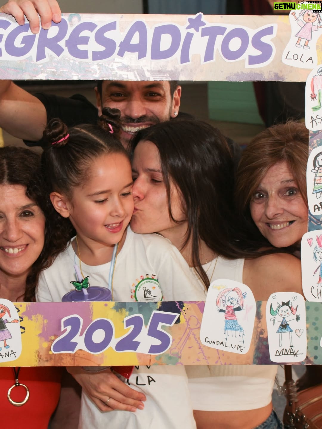 Violeta Urtizberea - 24K Likes - cosas que me pasaron y en el 2025
1 un viaje de chicas 
2 unas funciones espectaculares de Inferno en Chile 
3 cumplí 40
4 una película con @dariobarassi 
5 funciones de Una casa llena de agua en El centro cultural Borges
6 una semana en la isla @corona_argentina 
7 a Lila se le cayó su primer diente
8 juan hizo una obra en calle corrientes
9 me quebré el dedo chiquito del pie
10 una serie hermosa de @danielburmanok con @benjaminvicuna.ok 
11 también trabajé con @rita.corteseok y me hice una amiga
12 grabe envidiosa 
13 hice funciones de Quiero decir te amo en el @teatroelpicadero 
14 me hice un tratamiento de conducto
15 juan me escribió una canción
16 fui Amira 
17 Lila terminó el jardín 
18 nos vinimos a la playa