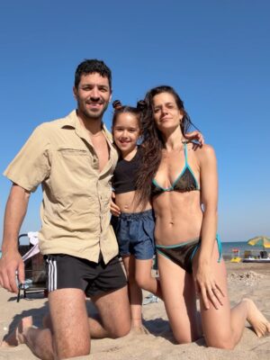 Violeta Urtizberea Instagram - cosas que me pasaron y en el 2025
1 un viaje de chicas 
2 unas funciones espectaculares de Inferno en Chile 
3 cumplí 40
4 una película con @dariobarassi 
5 funciones de Una casa llena de agua en El centro cultural Borges
6 una semana en la isla @corona_argentina 
7 a Lila se le cayó su primer diente
8 juan hizo una obra en calle corrientes
9 me quebré el dedo chiquito del pie
10 una serie hermosa de @danielburmanok con @benjaminvicuna.ok 
11 también trabajé con @rita.corteseok y me hice una amiga
12 grabe envidiosa 
13 hice funciones de Quiero decir te amo en el @teatroelpicadero 
14 me hice un tratamiento de conducto
15 juan me escribió una canción
16 fui Amira 
17 Lila terminó el jardín 
18 nos vinimos a la playa