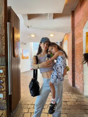 Violeta Urtizberea Instagram - cosas que me pasaron y en el 2025
1 un viaje de chicas 
2 unas funciones espectaculares de Inferno en Chile 
3 cumplí 40
4 una película con @dariobarassi 
5 funciones de Una casa llena de agua en El centro cultural Borges
6 una semana en la isla @corona_argentina 
7 a Lila se le cayó su primer diente
8 juan hizo una obra en calle corrientes
9 me quebré el dedo chiquito del pie
10 una serie hermosa de @danielburmanok con @benjaminvicuna.ok 
11 también trabajé con @rita.corteseok y me hice una amiga
12 grabe envidiosa 
13 hice funciones de Quiero decir te amo en el @teatroelpicadero 
14 me hice un tratamiento de conducto
15 juan me escribió una canción
16 fui Amira 
17 Lila terminó el jardín 
18 nos vinimos a la playa