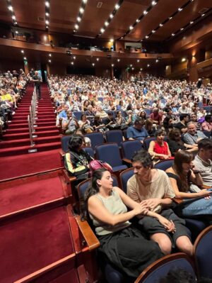 Violeta Urtizberea Instagram - cosas que me pasaron y en el 2025
1 un viaje de chicas 
2 unas funciones espectaculares de Inferno en Chile 
3 cumplí 40
4 una película con @dariobarassi 
5 funciones de Una casa llena de agua en El centro cultural Borges
6 una semana en la isla @corona_argentina 
7 a Lila se le cayó su primer diente
8 juan hizo una obra en calle corrientes
9 me quebré el dedo chiquito del pie
10 una serie hermosa de @danielburmanok con @benjaminvicuna.ok 
11 también trabajé con @rita.corteseok y me hice una amiga
12 grabe envidiosa 
13 hice funciones de Quiero decir te amo en el @teatroelpicadero 
14 me hice un tratamiento de conducto
15 juan me escribió una canción
16 fui Amira 
17 Lila terminó el jardín 
18 nos vinimos a la playa