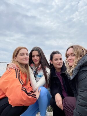 Violeta Urtizberea Instagram - Es hoy!!!! tenemos una tercera temporada que es una maravilla❤️ @chenetflix  @kapowproductora 
Cuéntenme qué les pareció 👇🏼

No tengo foto con el rey @baronedan nuestro maestro. ni con la reina ✍️ 🧠 ❤️ @aguirrecaro 

ah y @griseldasiciliani sos espectacular