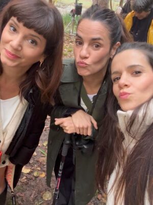 Violeta Urtizberea Instagram - Es hoy!!!! tenemos una tercera temporada que es una maravilla❤️ @chenetflix  @kapowproductora 
Cuéntenme qué les pareció 👇🏼

No tengo foto con el rey @baronedan nuestro maestro. ni con la reina ✍️ 🧠 ❤️ @aguirrecaro 

ah y @griseldasiciliani sos espectacular