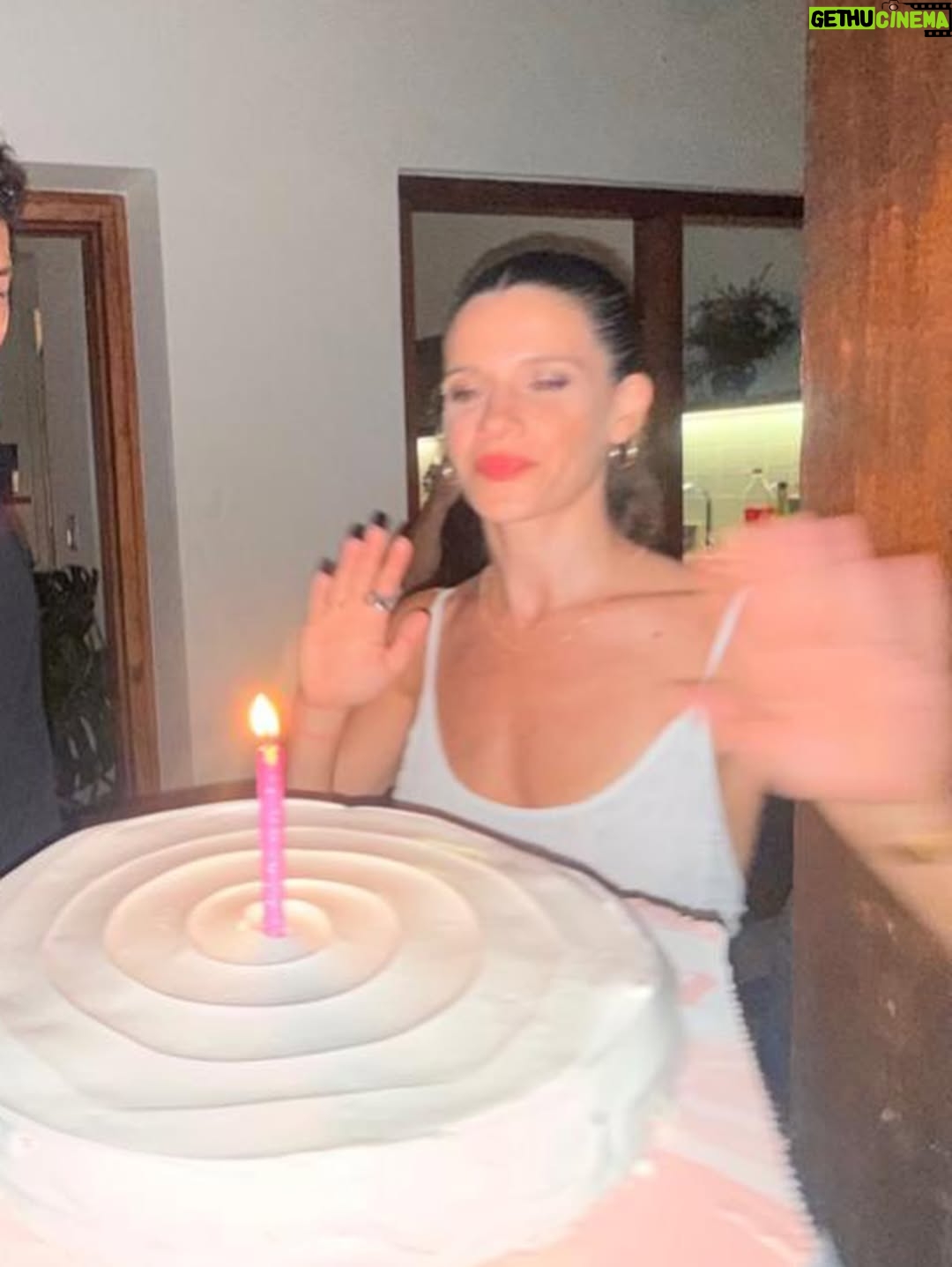 Violeta Urtizberea - 24K Likes - cosas que me pasaron y en el 2025
1 un viaje de chicas 
2 unas funciones espectaculares de Inferno en Chile 
3 cumplí 40
4 una película con @dariobarassi 
5 funciones de Una casa llena de agua en El centro cultural Borges
6 una semana en la isla @corona_argentina 
7 a Lila se le cayó su primer diente
8 juan hizo una obra en calle corrientes
9 me quebré el dedo chiquito del pie
10 una serie hermosa de @danielburmanok con @benjaminvicuna.ok 
11 también trabajé con @rita.corteseok y me hice una amiga
12 grabe envidiosa 
13 hice funciones de Quiero decir te amo en el @teatroelpicadero 
14 me hice un tratamiento de conducto
15 juan me escribió una canción
16 fui Amira 
17 Lila terminó el jardín 
18 nos vinimos a la playa