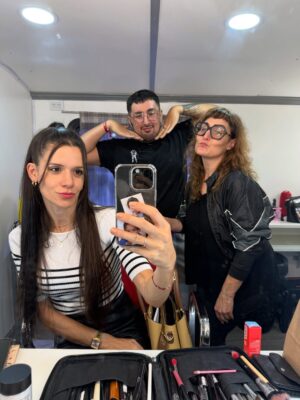 Violeta Urtizberea Instagram - Es hoy!!!! tenemos una tercera temporada que es una maravilla❤️ @chenetflix  @kapowproductora 
Cuéntenme qué les pareció 👇🏼

No tengo foto con el rey @baronedan nuestro maestro. ni con la reina ✍️ 🧠 ❤️ @aguirrecaro 

ah y @griseldasiciliani sos espectacular