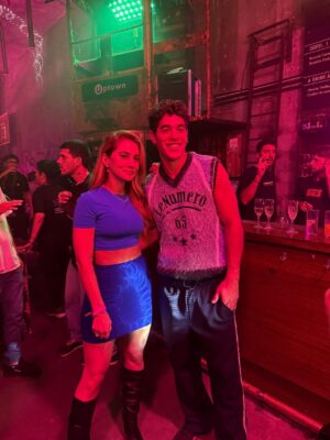 Violeta Urtizberea Instagram - Es hoy!!!! tenemos una tercera temporada que es una maravilla❤️ @chenetflix  @kapowproductora 
Cuéntenme qué les pareció 👇🏼

No tengo foto con el rey @baronedan nuestro maestro. ni con la reina ✍️ 🧠 ❤️ @aguirrecaro 

ah y @griseldasiciliani sos espectacular