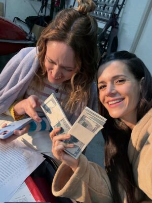 Violeta Urtizberea Instagram - Es hoy!!!! tenemos una tercera temporada que es una maravilla❤️ @chenetflix  @kapowproductora 
Cuéntenme qué les pareció 👇🏼

No tengo foto con el rey @baronedan nuestro maestro. ni con la reina ✍️ 🧠 ❤️ @aguirrecaro 

ah y @griseldasiciliani sos espectacular