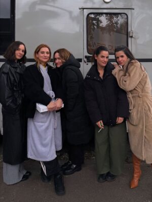 Violeta Urtizberea Instagram - Es hoy!!!! tenemos una tercera temporada que es una maravilla❤️ @chenetflix  @kapowproductora 
Cuéntenme qué les pareció 👇🏼

No tengo foto con el rey @baronedan nuestro maestro. ni con la reina ✍️ 🧠 ❤️ @aguirrecaro 

ah y @griseldasiciliani sos espectacular