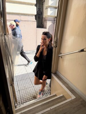 Violeta Urtizberea Instagram - Es hoy!!!! tenemos una tercera temporada que es una maravilla❤️ @chenetflix  @kapowproductora 
Cuéntenme qué les pareció 👇🏼

No tengo foto con el rey @baronedan nuestro maestro. ni con la reina ✍️ 🧠 ❤️ @aguirrecaro 

ah y @griseldasiciliani sos espectacular