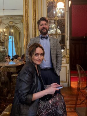 Violeta Urtizberea Instagram - Es hoy!!!! tenemos una tercera temporada que es una maravilla❤️ @chenetflix  @kapowproductora 
Cuéntenme qué les pareció 👇🏼

No tengo foto con el rey @baronedan nuestro maestro. ni con la reina ✍️ 🧠 ❤️ @aguirrecaro 

ah y @griseldasiciliani sos espectacular