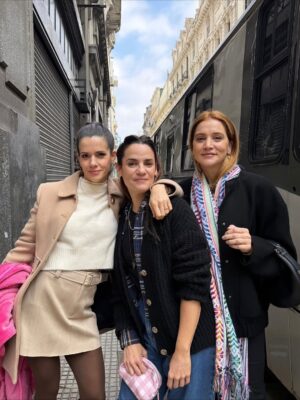Violeta Urtizberea Instagram - Es hoy!!!! tenemos una tercera temporada que es una maravilla❤️ @chenetflix  @kapowproductora 
Cuéntenme qué les pareció 👇🏼

No tengo foto con el rey @baronedan nuestro maestro. ni con la reina ✍️ 🧠 ❤️ @aguirrecaro 

ah y @griseldasiciliani sos espectacular