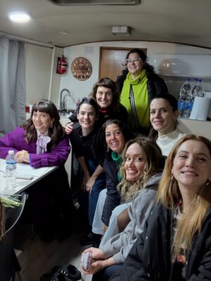 Violeta Urtizberea Instagram - Es hoy!!!! tenemos una tercera temporada que es una maravilla❤️ @chenetflix  @kapowproductora 
Cuéntenme qué les pareció 👇🏼

No tengo foto con el rey @baronedan nuestro maestro. ni con la reina ✍️ 🧠 ❤️ @aguirrecaro 

ah y @griseldasiciliani sos espectacular