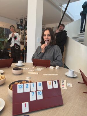 Violeta Urtizberea Instagram - Es hoy!!!! tenemos una tercera temporada que es una maravilla❤️ @chenetflix  @kapowproductora 
Cuéntenme qué les pareció 👇🏼

No tengo foto con el rey @baronedan nuestro maestro. ni con la reina ✍️ 🧠 ❤️ @aguirrecaro 

ah y @griseldasiciliani sos espectacular