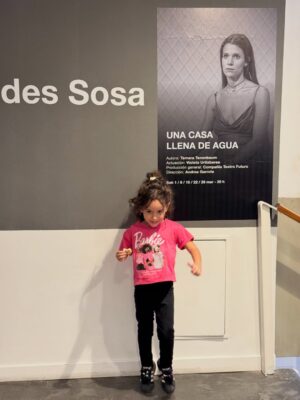 Violeta Urtizberea Instagram - cosas que me pasaron y en el 2025
1 un viaje de chicas 
2 unas funciones espectaculares de Inferno en Chile 
3 cumplí 40
4 una película con @dariobarassi 
5 funciones de Una casa llena de agua en El centro cultural Borges
6 una semana en la isla @corona_argentina 
7 a Lila se le cayó su primer diente
8 juan hizo una obra en calle corrientes
9 me quebré el dedo chiquito del pie
10 una serie hermosa de @danielburmanok con @benjaminvicuna.ok 
11 también trabajé con @rita.corteseok y me hice una amiga
12 grabe envidiosa 
13 hice funciones de Quiero decir te amo en el @teatroelpicadero 
14 me hice un tratamiento de conducto
15 juan me escribió una canción
16 fui Amira 
17 Lila terminó el jardín 
18 nos vinimos a la playa
