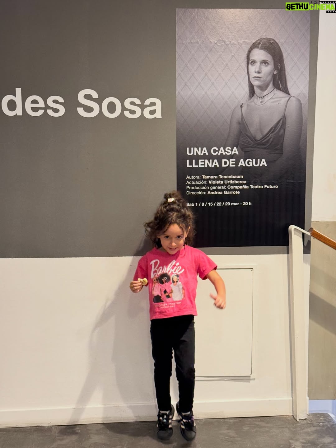 Violeta Urtizberea - 24K Likes - cosas que me pasaron y en el 2025
1 un viaje de chicas 
2 unas funciones espectaculares de Inferno en Chile 
3 cumplí 40
4 una película con @dariobarassi 
5 funciones de Una casa llena de agua en El centro cultural Borges
6 una semana en la isla @corona_argentina 
7 a Lila se le cayó su primer diente
8 juan hizo una obra en calle corrientes
9 me quebré el dedo chiquito del pie
10 una serie hermosa de @danielburmanok con @benjaminvicuna.ok 
11 también trabajé con @rita.corteseok y me hice una amiga
12 grabe envidiosa 
13 hice funciones de Quiero decir te amo en el @teatroelpicadero 
14 me hice un tratamiento de conducto
15 juan me escribió una canción
16 fui Amira 
17 Lila terminó el jardín 
18 nos vinimos a la playa