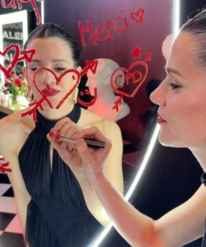 Violeta Urtizberea Instagram - Nochon viendo Le Défilé de @lorealparis ❤️

#LorealParis #LeDefileLorealParis #WalkYourWorth #WorthIt #SkinCare #MakeUp #Hair