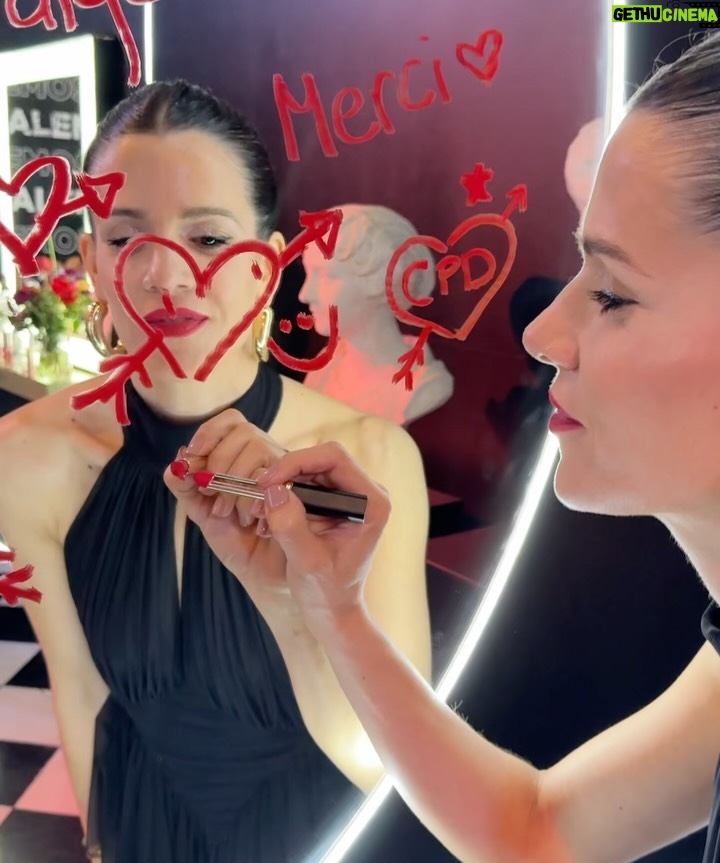 Violeta Urtizberea - 19.6K Likes - Nochon viendo Le Défilé de @lorealparis ❤️

#LorealParis #LeDefileLorealParis #WalkYourWorth #WorthIt #SkinCare #MakeUp #Hair