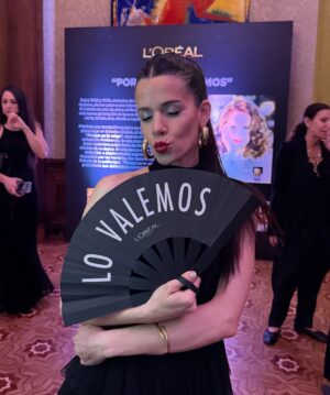 Violeta Urtizberea Instagram - Nochon viendo Le Défilé de @lorealparis ❤️

#LorealParis #LeDefileLorealParis #WalkYourWorth #WorthIt #SkinCare #MakeUp #Hair