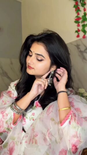 Vishali Instagram - Tu agar meri🤍
#visshh #foryou❤ #explorepage✨ #dhurandar❤️🔥