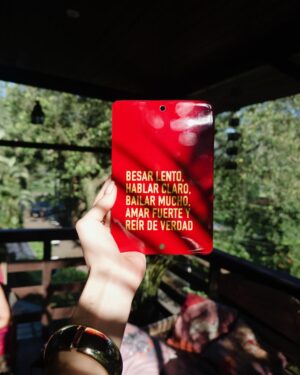 Vitória Strada Instagram - 🌴
BESAR LENTO
HABLAR CLARO
BAILAR MUCHO
AMAR FUERTE Y REIR DE VERDAD