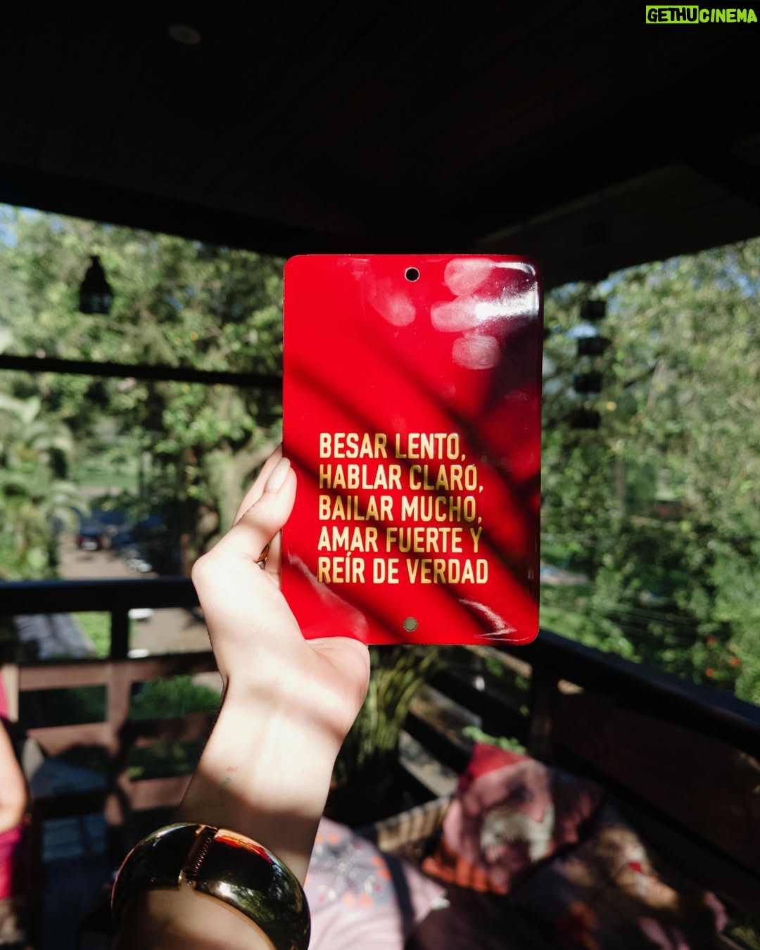Vitória Strada - 44.1K Likes - 🌴
BESAR LENTO
HABLAR CLARO
BAILAR MUCHO
AMAR FUERTE Y REIR DE VERDAD