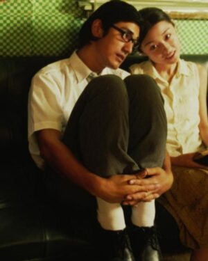 Vivi Lee Instagram - _1997年12月13日
金城武、莫文蔚、李維維主演，葛民輝自導自演《初纏戀后的2人世界》首映
Eric Kot’s “First Love: The Litter on the Breeze” Premieres in Theaters
 
 
⏮︎ 體現愛情未解的陰影

1997 年，《初纏戀后的2人世界》首映，這是葛民輝首次執導長片，也是九十年代香港愛情電影裡一個特別的實驗。王家衛監製、杜可風攝影，由金城武、莫文蔚、李維維主演。

前半段〈初纏〉描寫李維維飾演的女孩患有嚴重夢遊症，夜裡會獨自上街遊走。金城武飾演的清潔工精神狀態同樣邊緣，卻默默陪著她走過每個夜晚。為了知道自己夢遊時發生了什麼，女孩開始拍攝影像，發現了他的存在。她想靠近對方，卻因太在意而失眠，最後只好假裝仍在夢遊，讓清醒與夢境逐漸混在一起。

後半段〈戀后〉則轉向葛民輝與莫文蔚。葛民輝飾演的雜貨店老闆，十年前在婚前逃離莫文蔚，還帶走婚戒轉送給現任妻子。多年後，莫文蔚從照片中發現他，主動找上門，卻裝作不認識，只是不斷來買可樂，甚至和他的妻子成為朋友，讓他的恐懼逐步失控。

葛民輝不只在說故事，也把創作過程放進電影裡。他透過旁白談想法，甚至開工作人員玩笑，像把後來常見的隨片講評直接變成電影的一部分，讓觀眾同時看見角色，也看見創作者本身。

 
今天
一起矛盾焦慮與不安
 
-
​
VIA：HKMDB, Mubi Notebook, Reddit, X, Senses of Cinema, Film Biweekly
​
-
​
𝘆𝗺𝗱.𝗶𝗻𝗱𝗲𝘅
year, month & days.
Count the days, every day counts.
​
-
​
每一天對某些人來說，都是值得紀錄的一天
​
-
​
#ymd #ymdindex
#everydaycounts
​
-
​
#初纏戀后的2人世界 
#金城武 
#Takeshi 
#莫文蔚 
#李維維 

-
​
#today 
#yesterday 
#history 
#culture 
#subculture