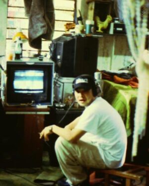 Vivi Lee Instagram - _1997年12月13日
金城武、莫文蔚、李維維主演，葛民輝自導自演《初纏戀后的2人世界》首映
Eric Kot’s “First Love: The Litter on the Breeze” Premieres in Theaters
 
 
⏮︎ 體現愛情未解的陰影

1997 年，《初纏戀后的2人世界》首映，這是葛民輝首次執導長片，也是九十年代香港愛情電影裡一個特別的實驗。王家衛監製、杜可風攝影，由金城武、莫文蔚、李維維主演。

前半段〈初纏〉描寫李維維飾演的女孩患有嚴重夢遊症，夜裡會獨自上街遊走。金城武飾演的清潔工精神狀態同樣邊緣，卻默默陪著她走過每個夜晚。為了知道自己夢遊時發生了什麼，女孩開始拍攝影像，發現了他的存在。她想靠近對方，卻因太在意而失眠，最後只好假裝仍在夢遊，讓清醒與夢境逐漸混在一起。

後半段〈戀后〉則轉向葛民輝與莫文蔚。葛民輝飾演的雜貨店老闆，十年前在婚前逃離莫文蔚，還帶走婚戒轉送給現任妻子。多年後，莫文蔚從照片中發現他，主動找上門，卻裝作不認識，只是不斷來買可樂，甚至和他的妻子成為朋友，讓他的恐懼逐步失控。

葛民輝不只在說故事，也把創作過程放進電影裡。他透過旁白談想法，甚至開工作人員玩笑，像把後來常見的隨片講評直接變成電影的一部分，讓觀眾同時看見角色，也看見創作者本身。

 
今天
一起矛盾焦慮與不安
 
-
​
VIA：HKMDB, Mubi Notebook, Reddit, X, Senses of Cinema, Film Biweekly
​
-
​
𝘆𝗺𝗱.𝗶𝗻𝗱𝗲𝘅
year, month & days.
Count the days, every day counts.
​
-
​
每一天對某些人來說，都是值得紀錄的一天
​
-
​
#ymd #ymdindex
#everydaycounts
​
-
​
#初纏戀后的2人世界 
#金城武 
#Takeshi 
#莫文蔚 
#李維維 

-
​
#today 
#yesterday 
#history 
#culture 
#subculture