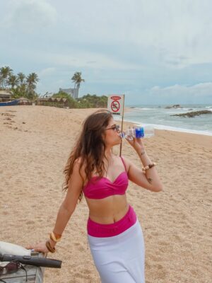 Vrushali Vachhiyat Instagram - Keeping my mind,body and soul Hydrated 🌊🏝️🐳🇱🇰
.
#mirissa #srilanka #galle #travelgram #travellife #beachlife #islandlife #islandgirl #traveltheworld #srilankadiaries