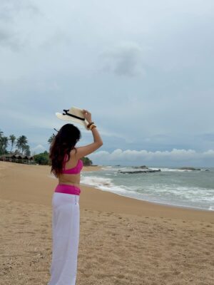 Vrushali Vachhiyat Instagram - Keeping my mind,body and soul Hydrated 🌊🏝️🐳🇱🇰
.
#mirissa #srilanka #galle #travelgram #travellife #beachlife #islandlife #islandgirl #traveltheworld #srilankadiaries