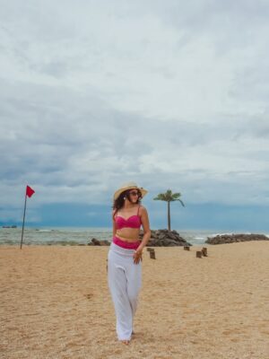 Vrushali Vachhiyat Instagram - Keeping my mind,body and soul Hydrated 🌊🏝️🐳🇱🇰
.
#mirissa #srilanka #galle #travelgram #travellife #beachlife #islandlife #islandgirl #traveltheworld #srilankadiaries