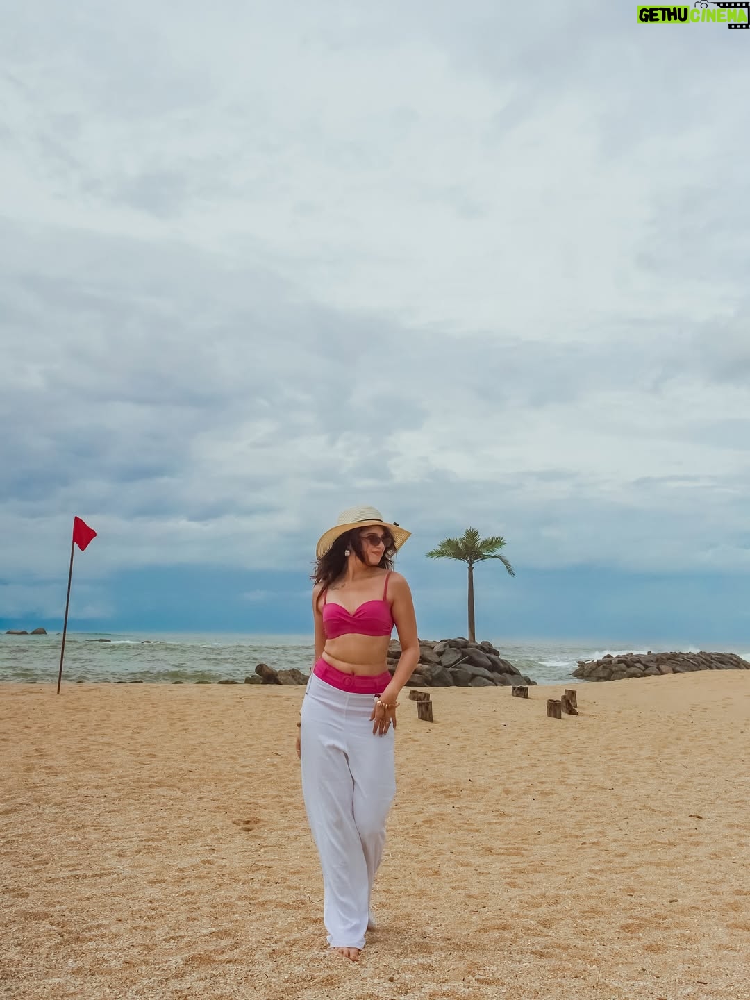 Vrushali Vachhiyat - 7.7K Likes - Keeping my mind,body and soul Hydrated 🌊🏝️🐳🇱🇰
.
#mirissa #srilanka #galle #travelgram #travellife #beachlife #islandlife #islandgirl #traveltheworld #srilankadiaries