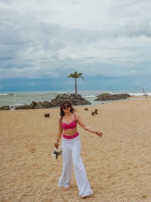 Vrushali Vachhiyat Instagram - Keeping my mind,body and soul Hydrated 🌊🏝️🐳🇱🇰
.
#mirissa #srilanka #galle #travelgram #travellife #beachlife #islandlife #islandgirl #traveltheworld #srilankadiaries