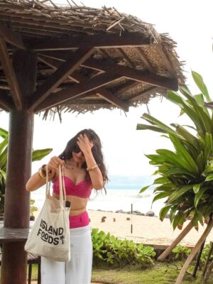 Vrushali Vachhiyat Instagram - Keeping my mind,body and soul Hydrated 🌊🏝️🐳🇱🇰
.
#mirissa #srilanka #galle #travelgram #travellife #beachlife #islandlife #islandgirl #traveltheworld #srilankadiaries