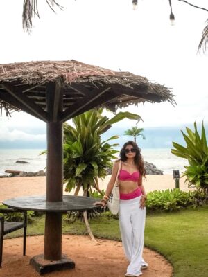 Vrushali Vachhiyat Instagram - Keeping my mind,body and soul Hydrated 🌊🏝️🐳🇱🇰
.
#mirissa #srilanka #galle #travelgram #travellife #beachlife #islandlife #islandgirl #traveltheworld #srilankadiaries