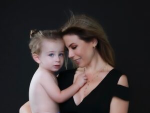 Wanda D'Isidoro Instagram - Feliz Día de las Madres!

A todas esas mujeres que pueden con todo: desde encontrar cosas que “no están” hasta dar abrazos que curan cualquier tormenta. Somos choferes, doctoras, psicólogas, chefs, maestras y superhéroes, todo en uno (¡y sin días libres!).

Ser mamá no es fácil, pero lo hacemos ver como si fuera magia. Que hoy nos consientan como nos lo merecemos … o al menos que no tengamos que lavar ni un plato.😜

Con cariño, admiración y muchas risas 🥰

 FELIZ DIA , MAMÁS! 💐