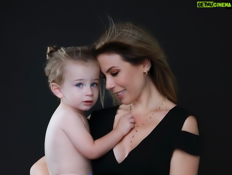 Wanda D'Isidoro - 3.8K Likes - Feliz Día de las Madres!

A todas esas mujeres que pueden con todo: desde encontrar cosas que “no están” hasta dar abrazos que curan cualquier tormenta. Somos choferes, doctoras, psicólogas, chefs, maestras y superhéroes, todo en uno (¡y sin días libres!).

Ser mamá no es fácil, pero lo hacemos ver como si fuera magia. Que hoy nos consientan como nos lo merecemos … o al menos que no tengamos que lavar ni un plato.😜

Con cariño, admiración y muchas risas 🥰

 FELIZ DIA , MAMÁS! 💐