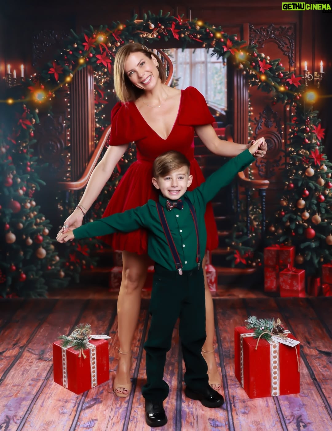 Wanda D'Isidoro - 6.9K Likes - La Navidad nos recuerda lo verdaderamente importante: estar, abrazarnos, mirarnos con tiempo y agradecer lo que somos cuando estamos juntos 🎄
Cada risa, cada gesto, cada silencio compartido hoy es un recuerdo que mañana valdrá oro.

Gracias infinitas a @vialibrephotography por acompañarnos siempre en los momentos que marcan nuestra historia. No solo toman fotos… guardan pedacitos de nuestra vida para siempre 📸🤍

Desde nuestro corazón, @enderthomas , @andreavalentinozd y yo les deseamos una Navidad llena de amor real, del que se siente, se cuida y se queda.
Que nunca nos falte familia, fe y recuerdos que abracen el alma.