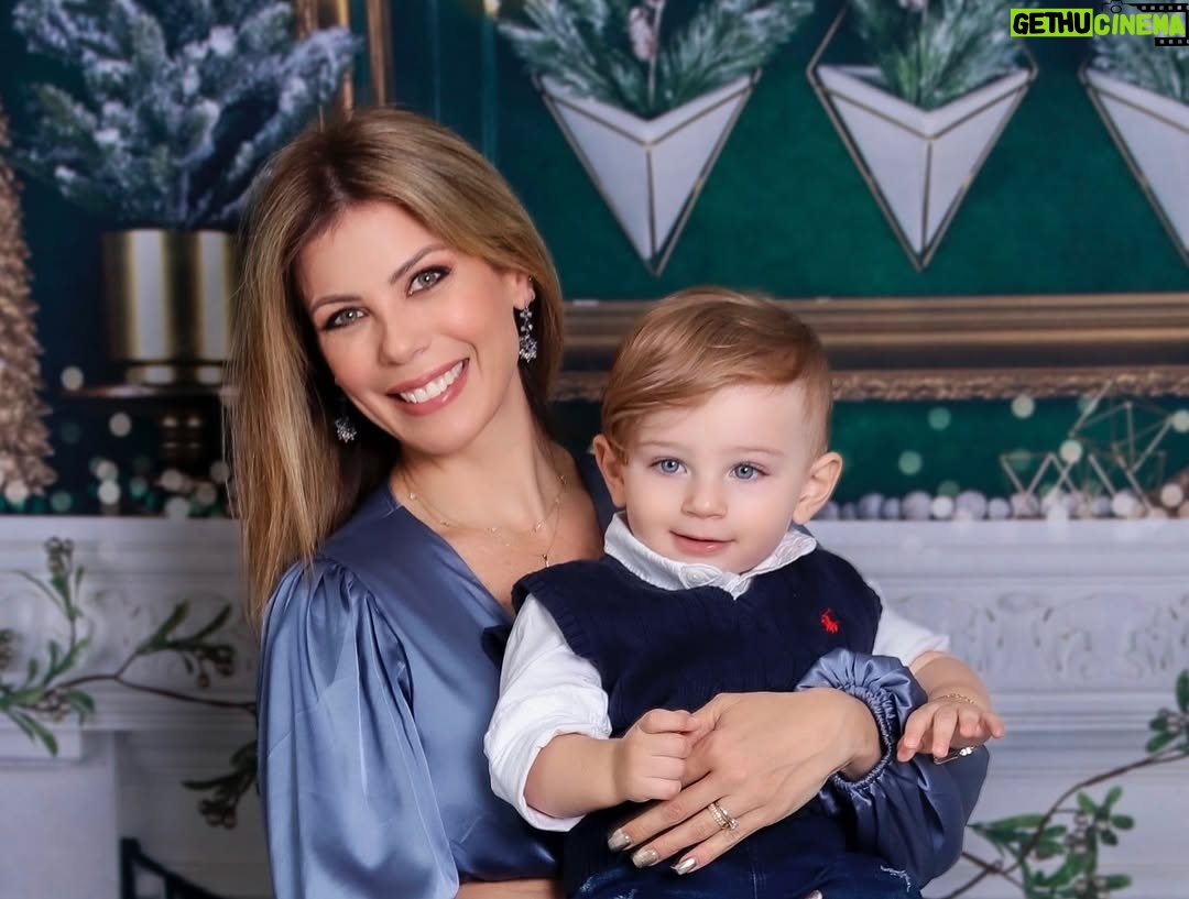 Wanda D'Isidoro - 3.8K Likes - Feliz Día de las Madres!

A todas esas mujeres que pueden con todo: desde encontrar cosas que “no están” hasta dar abrazos que curan cualquier tormenta. Somos choferes, doctoras, psicólogas, chefs, maestras y superhéroes, todo en uno (¡y sin días libres!).

Ser mamá no es fácil, pero lo hacemos ver como si fuera magia. Que hoy nos consientan como nos lo merecemos … o al menos que no tengamos que lavar ni un plato.😜

Con cariño, admiración y muchas risas 🥰

 FELIZ DIA , MAMÁS! 💐