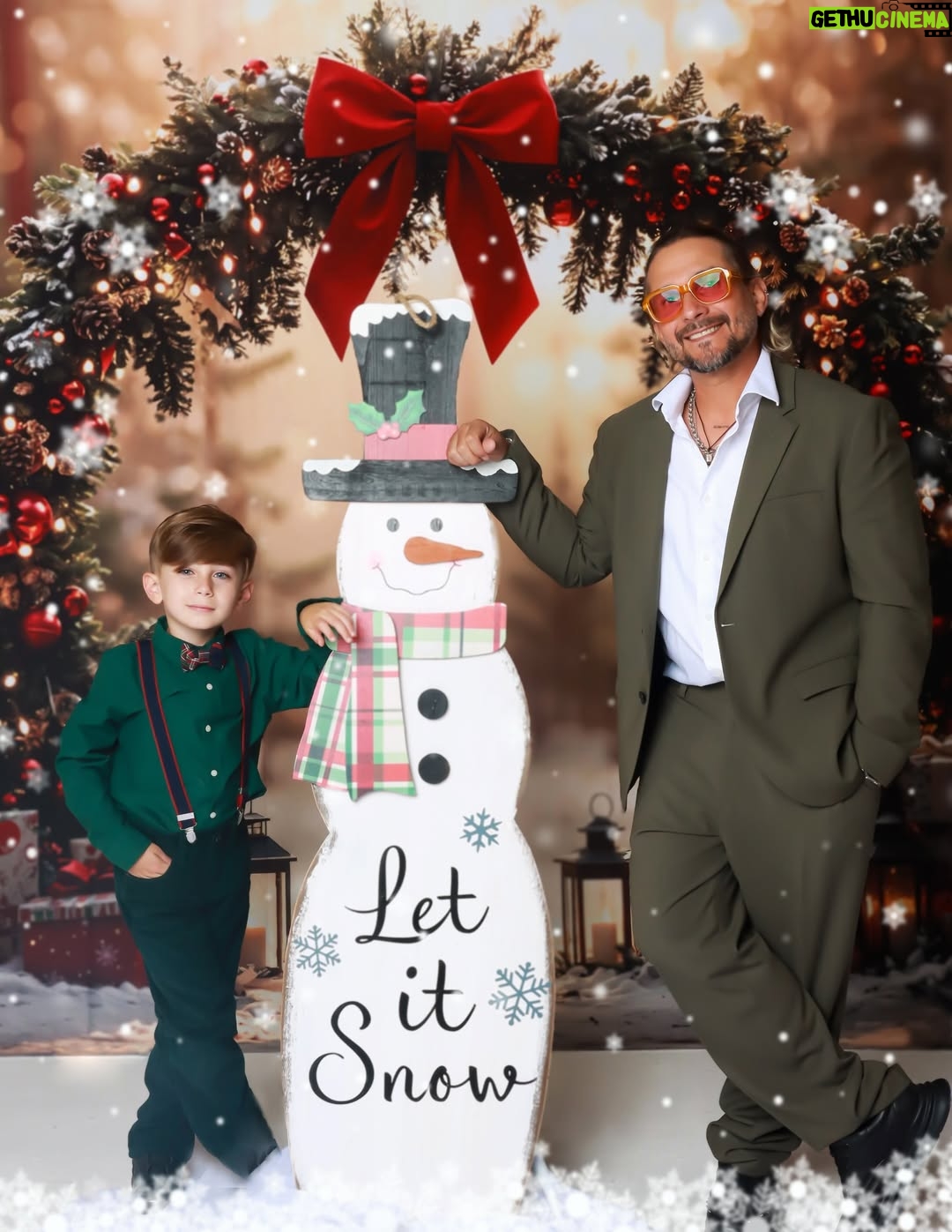 Wanda D'Isidoro - 6.9K Likes - La Navidad nos recuerda lo verdaderamente importante: estar, abrazarnos, mirarnos con tiempo y agradecer lo que somos cuando estamos juntos 🎄
Cada risa, cada gesto, cada silencio compartido hoy es un recuerdo que mañana valdrá oro.

Gracias infinitas a @vialibrephotography por acompañarnos siempre en los momentos que marcan nuestra historia. No solo toman fotos… guardan pedacitos de nuestra vida para siempre 📸🤍

Desde nuestro corazón, @enderthomas , @andreavalentinozd y yo les deseamos una Navidad llena de amor real, del que se siente, se cuida y se queda.
Que nunca nos falte familia, fe y recuerdos que abracen el alma.