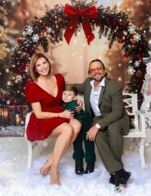 Wanda D'Isidoro Instagram - La Navidad nos recuerda lo verdaderamente importante: estar, abrazarnos, mirarnos con tiempo y agradecer lo que somos cuando estamos juntos 🎄
Cada risa, cada gesto, cada silencio compartido hoy es un recuerdo que mañana valdrá oro.

Gracias infinitas a @vialibrephotography por acompañarnos siempre en los momentos que marcan nuestra historia. No solo toman fotos… guardan pedacitos de nuestra vida para siempre 📸🤍

Desde nuestro corazón, @enderthomas , @andreavalentinozd y yo les deseamos una Navidad llena de amor real, del que se siente, se cuida y se queda.
Que nunca nos falte familia, fe y recuerdos que abracen el alma.