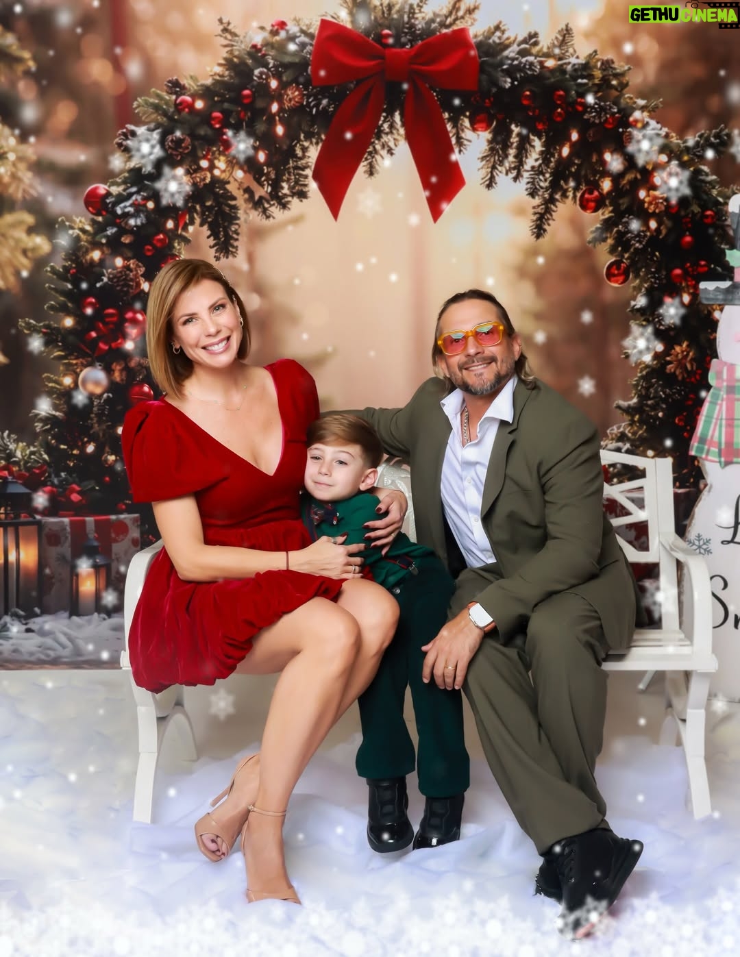 Wanda D'Isidoro - 6.9K Likes - La Navidad nos recuerda lo verdaderamente importante: estar, abrazarnos, mirarnos con tiempo y agradecer lo que somos cuando estamos juntos 🎄
Cada risa, cada gesto, cada silencio compartido hoy es un recuerdo que mañana valdrá oro.

Gracias infinitas a @vialibrephotography por acompañarnos siempre en los momentos que marcan nuestra historia. No solo toman fotos… guardan pedacitos de nuestra vida para siempre 📸🤍

Desde nuestro corazón, @enderthomas , @andreavalentinozd y yo les deseamos una Navidad llena de amor real, del que se siente, se cuida y se queda.
Que nunca nos falte familia, fe y recuerdos que abracen el alma.