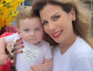 Wanda D'Isidoro Instagram - Feliz Día de las Madres!

A todas esas mujeres que pueden con todo: desde encontrar cosas que “no están” hasta dar abrazos que curan cualquier tormenta. Somos choferes, doctoras, psicólogas, chefs, maestras y superhéroes, todo en uno (¡y sin días libres!).

Ser mamá no es fácil, pero lo hacemos ver como si fuera magia. Que hoy nos consientan como nos lo merecemos … o al menos que no tengamos que lavar ni un plato.😜

Con cariño, admiración y muchas risas 🥰

 FELIZ DIA , MAMÁS! 💐