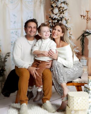 Wanda D'Isidoro Instagram - Que cada risa, cada abrazo y cada canción compartida nos acerque más a lo que realmente importa. ¡Feliz Navidad a todos!
Que la luz del Niño Jesús ilumine nuestros corazones hoy y siempre.
#Navidad #NacimientoDelNiñoJesús #Familia
#TradicionesNavideñas #AmorYFe #wave … 📸: @vialibrephotography