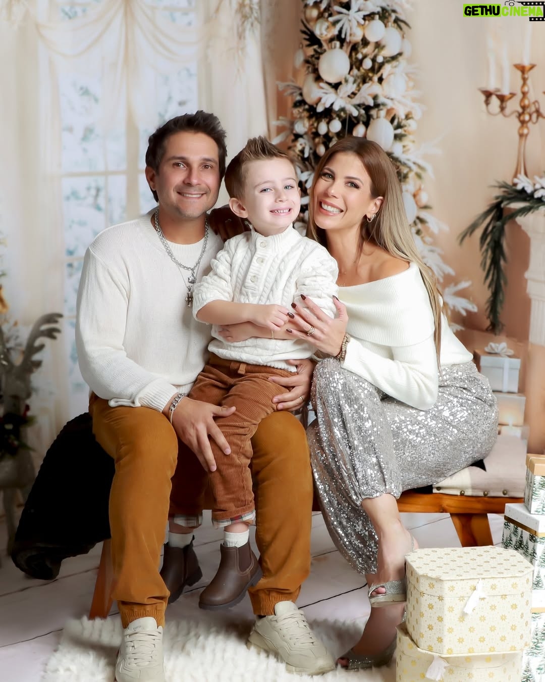 Wanda D'Isidoro - 36.9K Likes - Que cada risa, cada abrazo y cada canción compartida nos acerque más a lo que realmente importa. ¡Feliz Navidad a todos!
Que la luz del Niño Jesús ilumine nuestros corazones hoy y siempre.
#Navidad #NacimientoDelNiñoJesús #Familia
#TradicionesNavideñas #AmorYFe #wave … 📸: @vialibrephotography
