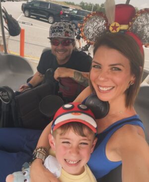 Wanda D'Isidoro Instagram - Ayer fue un día mágico en Magic Kingdom! 🎠✨ ¡Estos momentos en familia son los que realmente cuentan! 💖 #MagiaEnFamilia #DisneyMemories #aventuras #disney #wave